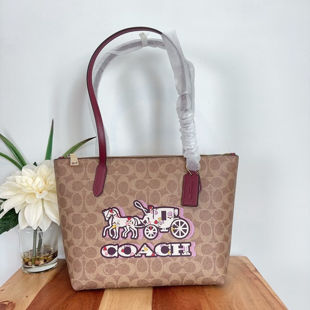 NWT Coach Fiona Zip Tote Bag In Signature Canvas With Horse And‎ Carriage Print